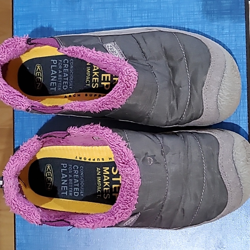 Like new Keen indoor/outdoor slippers